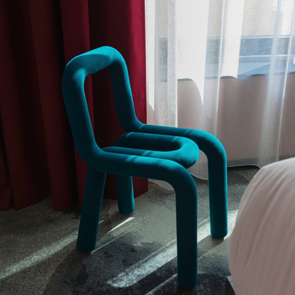 a velvet char in an intensive turqouise in the hotel room
